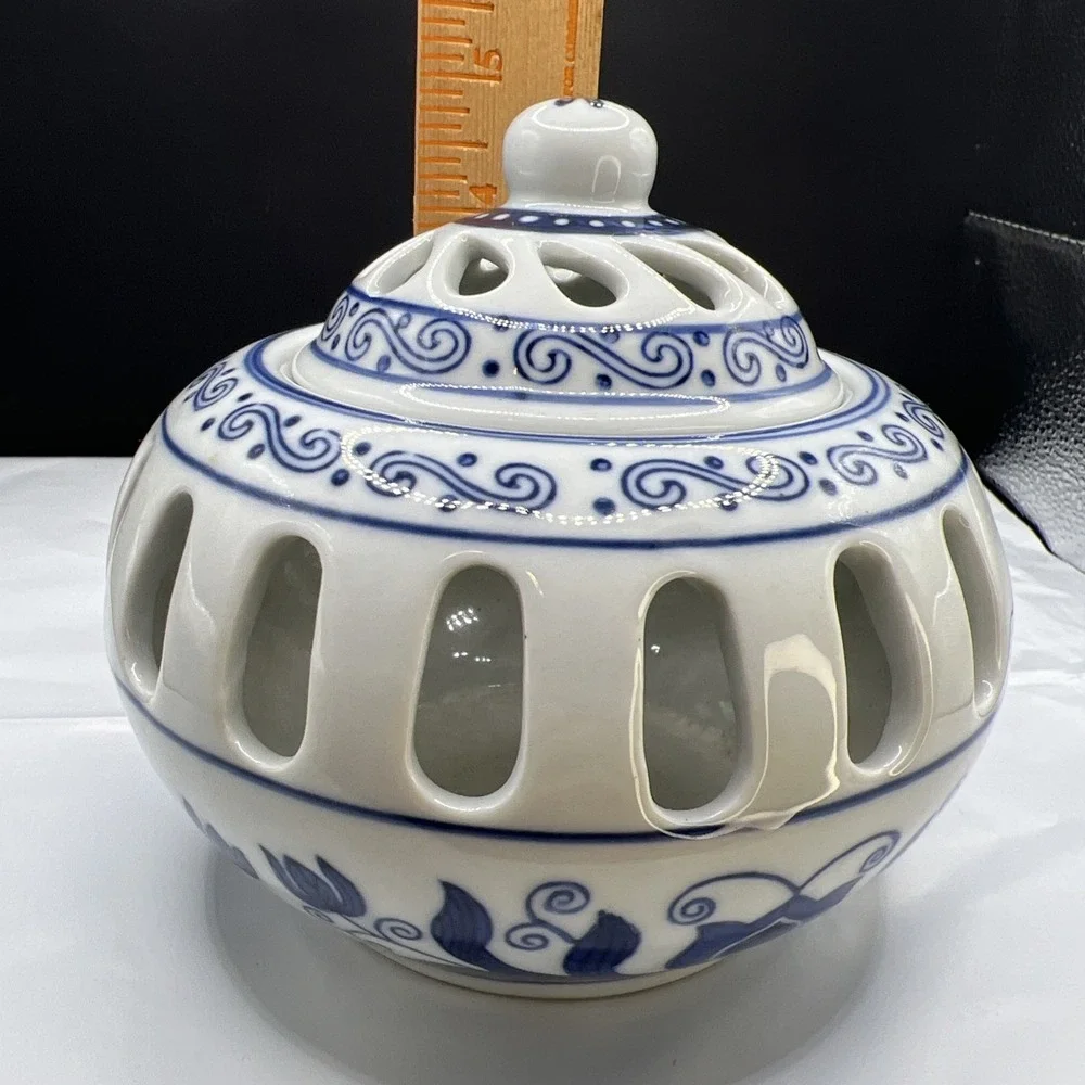 Bombay Company Blue & White Porcelain Chinoiserie Potpourri Tealight Incense Jar